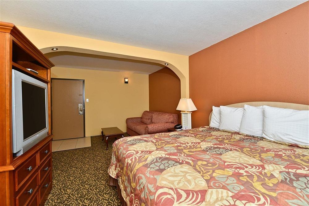 Days Inn & Suites By Wyndham Tampa - Ybor City Room photo