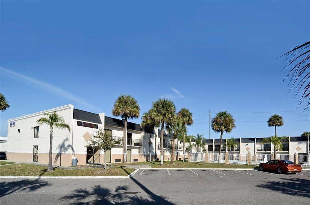 Days Inn & Suites By Wyndham Tampa - Ybor City Exterior photo