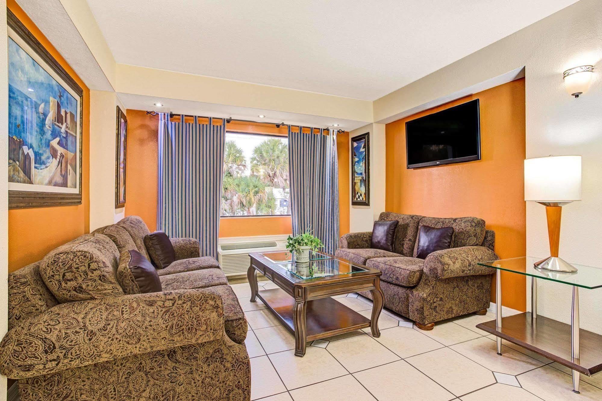 Days Inn & Suites By Wyndham Tampa - Ybor City Exterior photo