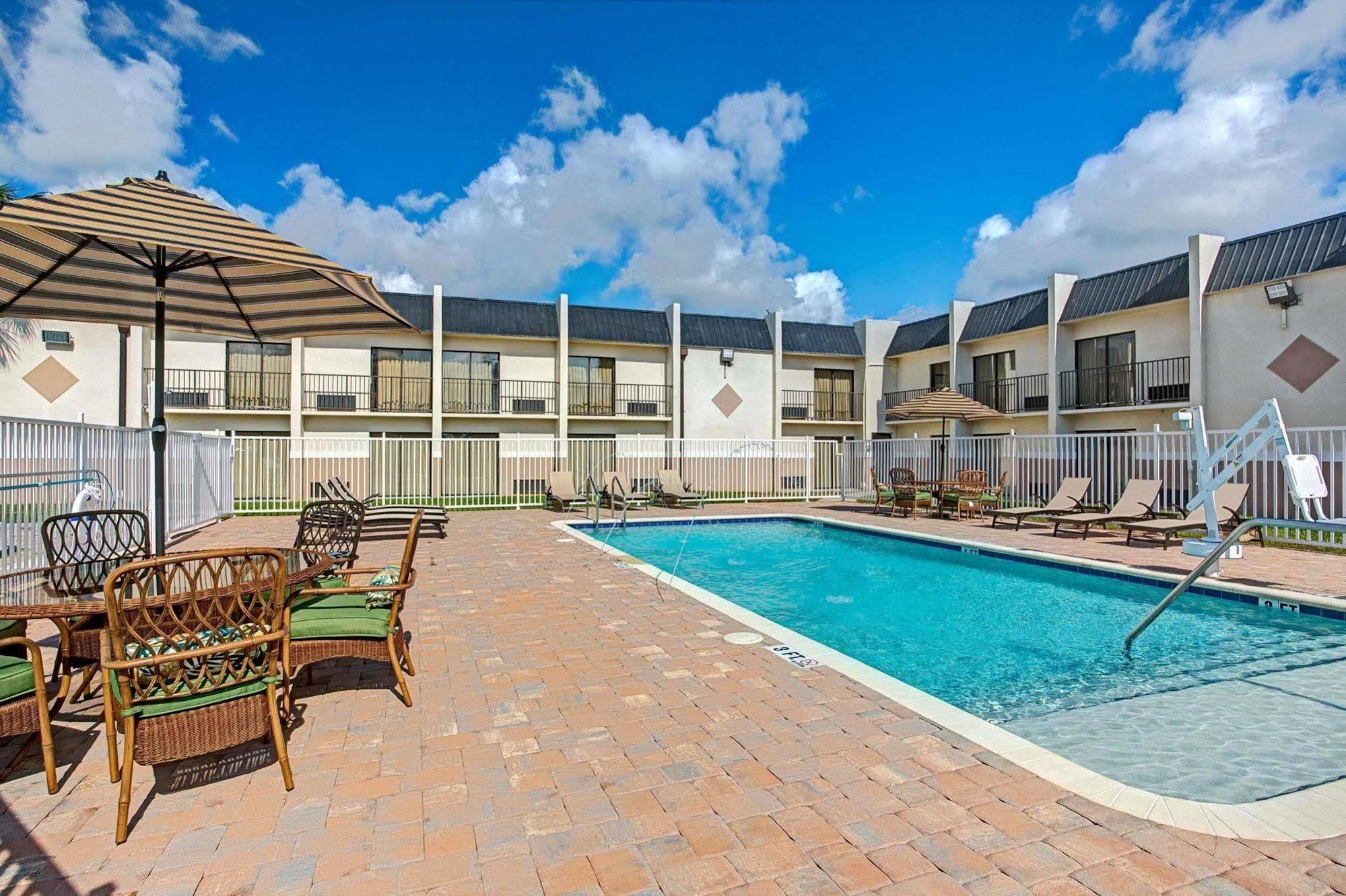 Days Inn & Suites By Wyndham Tampa - Ybor City Exterior photo