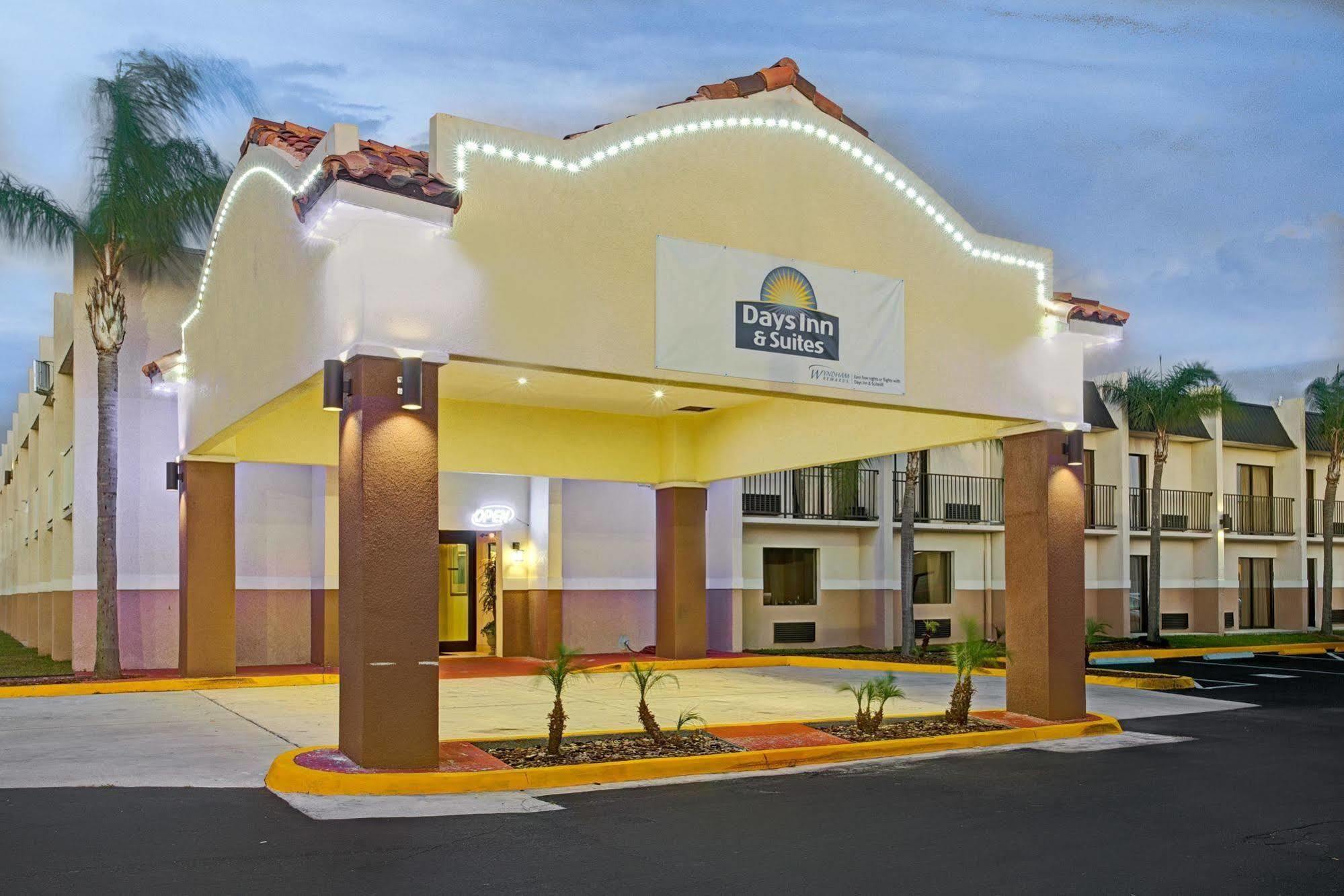 Days Inn & Suites By Wyndham Tampa - Ybor City Exterior photo
