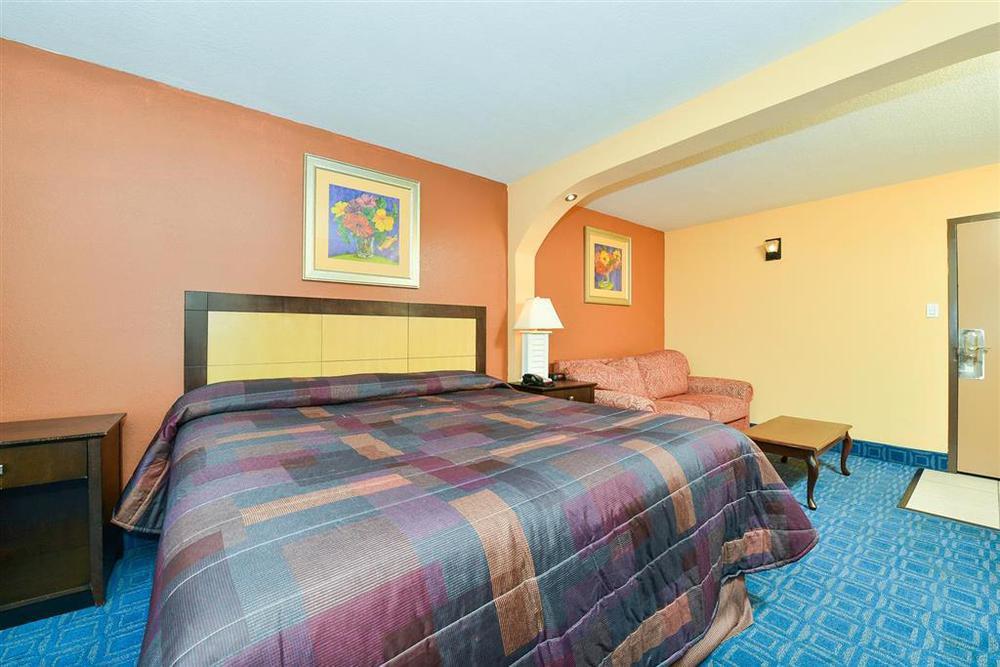 Days Inn & Suites By Wyndham Tampa - Ybor City Room photo